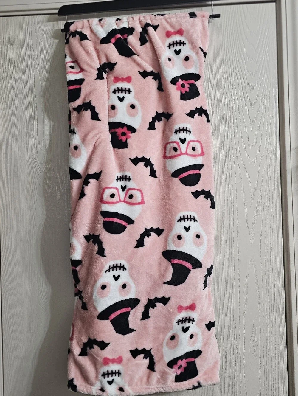 New Halloween Black Bats Skeletons w/ Flower Top Hats Pink Throw Blanket 50 x 70